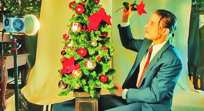 Elliot Maginot chante Noël avec les gens qu’il aime