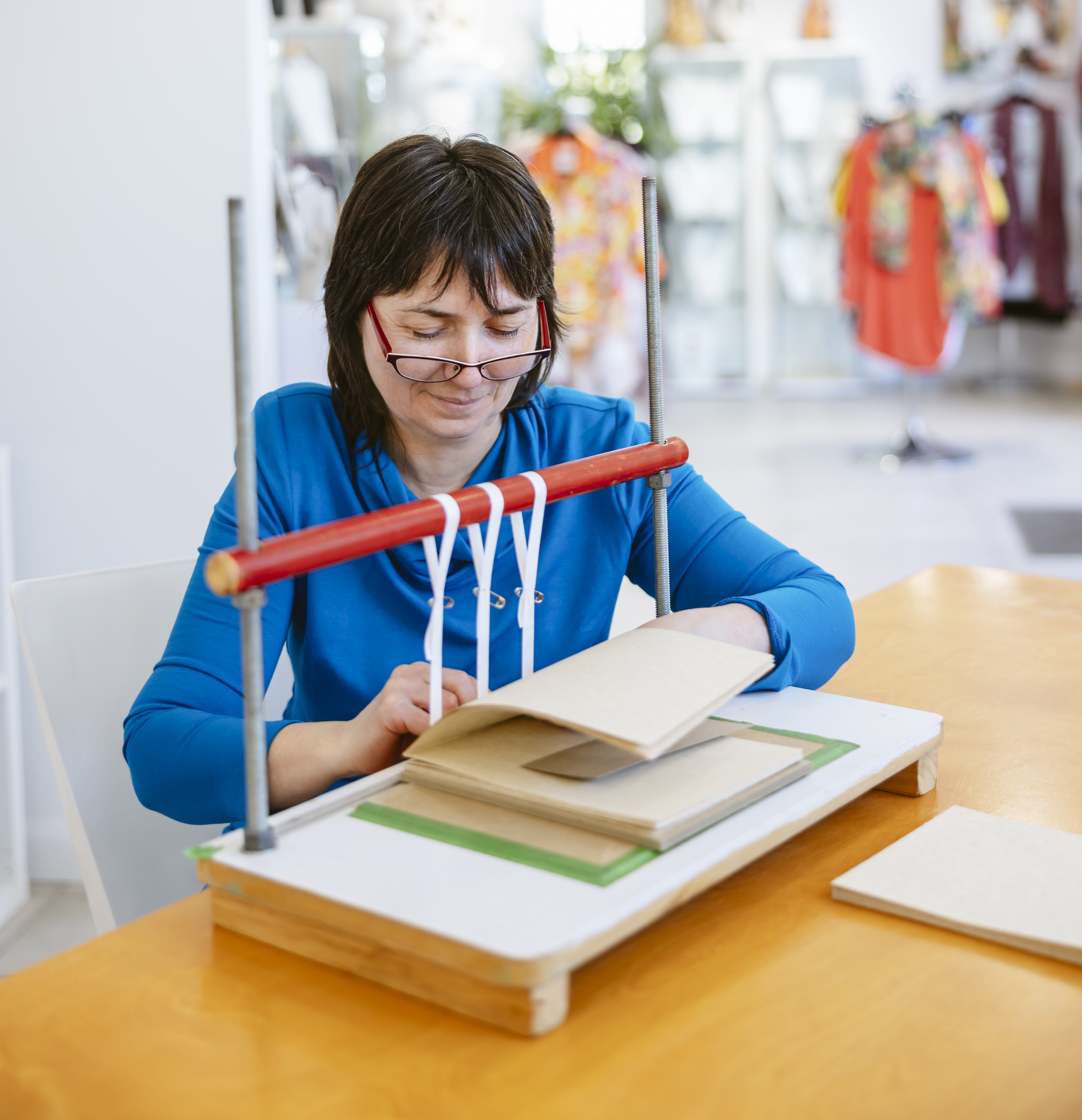 Couture d&#8217;un livre sur cousoir et démystification des étapes de reliure.