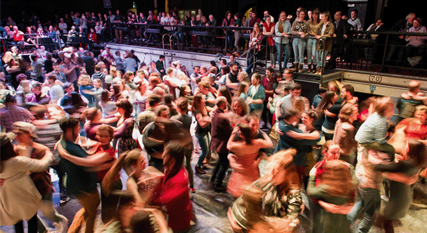Les manteaux su’ l’lit pis les bottes dans l’bain