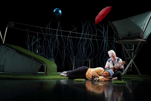 Une lune entre deux maisons