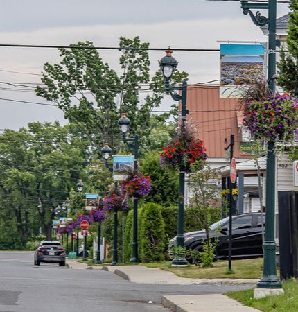Deux rues comme témoins : Portraits d’une ville en mouvement